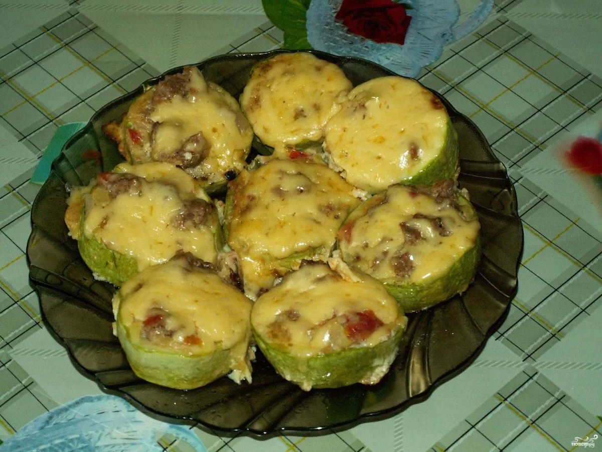 Cukinijos su malta mėsa ir pomidorais