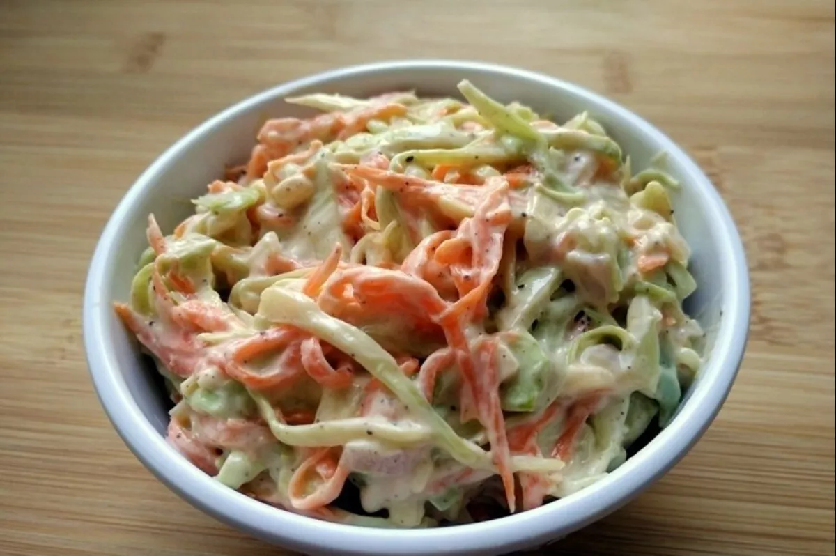 Kopūstų ir morkų salotos su varške