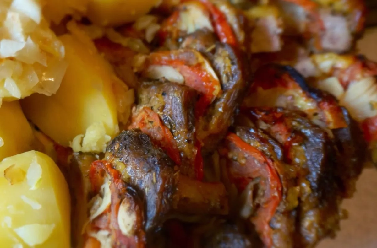 Mėsa su sūriu ir pomidorais orkaitėje