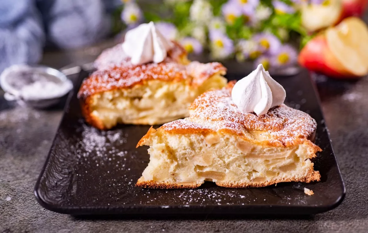 Šarlotė su obuoliais ir cinamonu