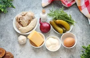 Paruoškite visus reikalingus ingredientus. Nulupkite ir nuplaukite svogūnus ir česnakus. Nuplaukite žalumynus ir nukratykite vandenį.