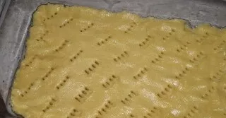 Pirmiausia paruoškite klasikinę trapią tešlą. Dubenyje sumaišykite suminkštintą sviestą, trynius, cukrų ir miltus, persijotus su kepimo m...