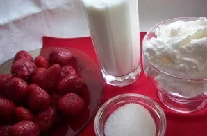 Paruoškite visus ingredientus. Nuplaukite ir nusausinkite braškes. Nuimkite kotelius.