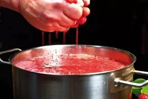 Nuplaukite braškes, nukoškite ir sutrinkite jas rankomis. Vynui gaminti naudokite tik prinokusias uogas. Cukrų ištirpinkite šiltame vande...