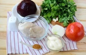 Paruoškite visus reikalingus ingredientus. Burokėlius išvirkite iš anksto, kol suminkštės. Priklausomai nuo jų dydžio, virkite 1–3 valand...