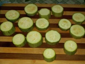 Pirmiausia iš cukinijos išpjauname žiedus, išimame minkštimą ir supjaustome mažais gabalėliais.
