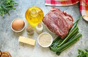 Paruoškite visus reikalingus ingredientus. Nuplaukite ir nusausinkite kalakutienos filė. Surūšiuokite svogūnų laiškus, nuplaukite ir nukr...