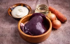 Paruoškite ingredientus. Nulupkite ir nuplaukite svogūnus ir morkas.