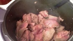 Gerai nuplaukite kepenėles, išvalykite ir supjaustykite mažais gabalėliais. Įpilkite šiek tiek augalinio aliejaus, kepkite kepenėles, kol...
