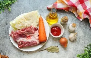 Paruoškite visus reikalingus ingredientus. Nuimkite viršutinius kopūstų lapus ir nuplaukite. Nulupkite ir nuplaukite svogūną, česnaką ir ...