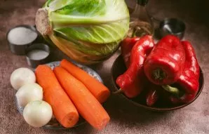 Paruoškite ingredientus. Nuplaukite daržoves. Konservavimo stiklainius ir dangtelius išplaukite kepimo soda ir sterilizuokite juos pasiri...