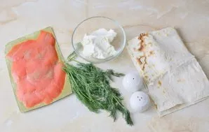 Paruoškite ingredientus. Išimkite kreminį sūrį iš šaldytuvo, kad jis suminkštėtų. Taip bus lengviau jį tepti ant lavašo.