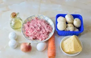 Paruoškite reikiamus ingredientus. Vietoj pievagrybių galite vartoti bet kokius kitus grybus.