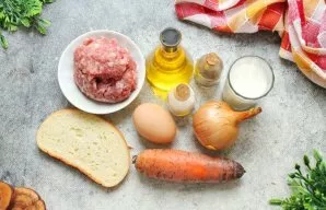 Paruoškite visus ingredientus. Nulupkite ir nuplaukite daržoves. Kiaušinius nuplaukite.