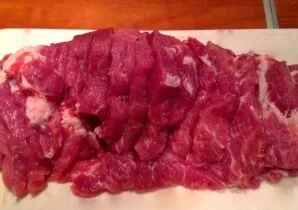 Mėsą nuplaukite, nusausinkite popieriniais rankšluosčiais ir įpjaukite tolygiai, bet ne iki galo. Mėsos apačia turi likti nepažeista, maž...