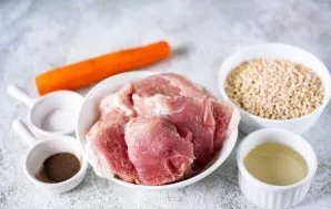 Iš anksto paruoškite visus ingredientus. Perlines kruopas perplaukite keliais vandenimis, kol skystis taps skaidrus. Nulupkite ir nuplauk...