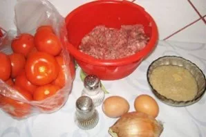 Paruoškime ingredientus. Rekomenduoju palikti kelis pomidorus su šakele, tai labai gražiai atrodys ant patiekalo.