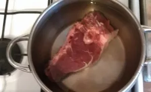 Jautieną (geriausia jauną) nuplaukite po vandeniu ir virkite (po užvirimo) apie valandą ant silpniausios ugnies, 5 minutes prieš virimo p...