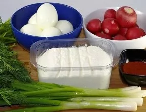 Paruoškime visus reikalingus ingredientus. Kiaušiniai turi būti kietai virti ir atvėsinti iki kambario temperatūros.