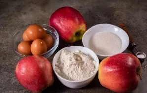 Paruoškite ingredientus. Nuplaukite obuolius.