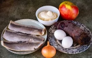 Paruoškite ingredientus. Nuplaukite obuolį. Virkite burokėlius, kol suminkštės. Nulupkite svogūną.