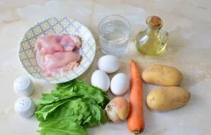 Paruoškite reikiamus ingredientus. Virimui galite naudoti bet kurią vištienos dalį.