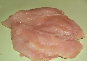 Nuplaukite ir lengvai nusausinkite vištienos krūtinėlę. Aštriu peiliu perpjaukite ją išilgai per pusę, įsitikindami, kad gabalėliai yra l...