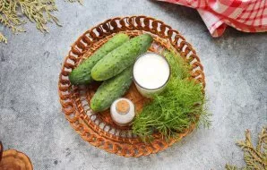 Paruoškite visus ingredientus. Nuplaukite ir nusausinkite agurkus ir žalumynus.