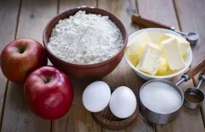 Paruoškite ingredientus. Margarinas (arba sviestas) turi būti ką tik iš šaldytuvo. Nuplaukite obuolius.
