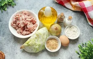 Paruoškite visus reikalingus ingredientus. Nuimkite viršutinius kopūstų lapus, nulupkite svogūnus. Nuplaukite daržoves ir leiskite vanden...