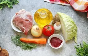 Paruoškite visus reikalingus ingredientus. Nuimkite viršutinius kopūstų lapus, nuvalykite, nuplaukite ir nusausinkite daržoves.
