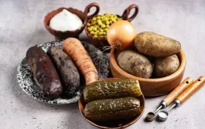 Burokėlius, bulves ir morkas su lupenomis išvirkite puode su vandeniu. Atidarykite žirnelių stiklainį ir nupilkite skystį.