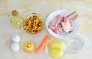 Paruoškite ingredientus. Pirmiausia išvirkite voveraites. Jei jos užšaldytos, atšildykite. Nulupkite bulves ir nuplaukite, kad pašalintum...