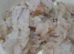 Žuvies filė susmulkinkite.