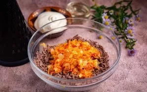 Sudėkite keptus svogūnus ir morkas.