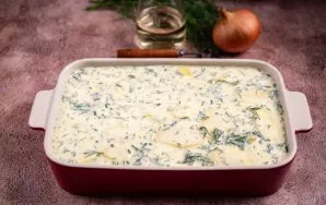 Šiuo mišiniu užpilkite bulves ir maltą mėsą formoje.