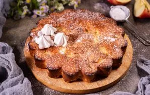 Paruoštą šarlotę atvėsinkite, pabarstykite trupučiu cukraus pudros ir patiekite.