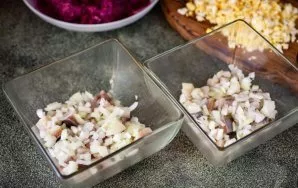 Pradėkite ruošti mišrainę. Pasirinkite patogų salotų dubenį – aš naudoju du mažus stiklinius salotų dubenėlius. Pirmas sluoksnis yra silk...