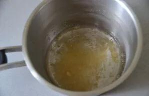 Supilkite želatiną į puodą, įpilkite vandens (115 ml), leiskite pastovėti 10–15 minučių, kaitinkite iki užvirimo, bet neužvirinkite.