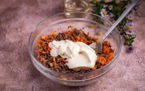 Įdėkite majonezo ir viską sumaišykite.