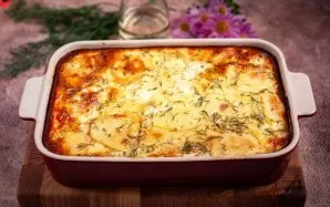 Užpildytą formą dėkite į iki 180 laipsnių įkaitintą orkaitę kepti 1–1,5 valandos.