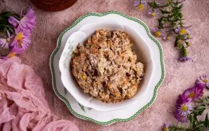 Sudėkite paruoštą mišrainę į gražų salotų dubenį ir patiekite.