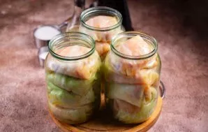 Kopūstų ritinėlius sandariai sudėkite į paruoštus sterilizuotus stiklainius.