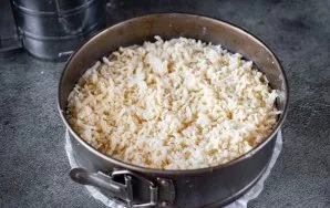 Tešlos drožles tolygiai paskleiskite ant varškės įdaro. Kepkite pyragą iki 180 laipsnių įkaitintoje orkaitėje 40–45 minutes.