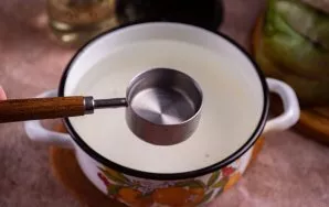 Paruoškite marinatą. Supilkite vandenį į puodą, įberkite druskos ir cukraus ir užvirinkite ant vidutinės ugnies. Kai marinatas užvirs, įp...