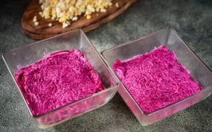 Ant viršaus sudėkite burokėlius ir majonezą.