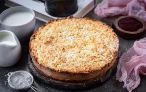 Paruoštą pyragą visiškai atvėsinkite ir tik tada supjaustykite porcijomis.