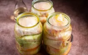 Užpilkite karštą marinatą ant kopūstų suktinukų stiklainiuose iki pat viršaus.