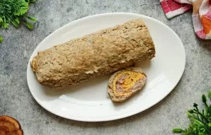 Į kepimo skardą įpilkite šiek tiek vandens ir kepkite iki 180 laipsnių įkaitintoje orkaitėje 45–55 minutes. Išimkite iškeptą vyniotinį iš...