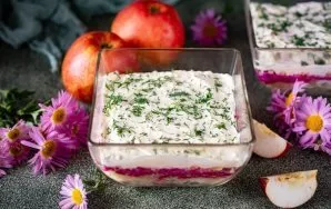 Tolygiai paskleiskite majonezą ir papuoškite pagal pageidavimą. Aš pabarsčiau smulkiai supjaustytais šviežiais krapais.